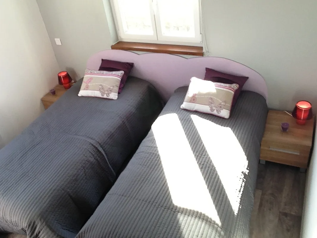 La chambre avec ses deux lits