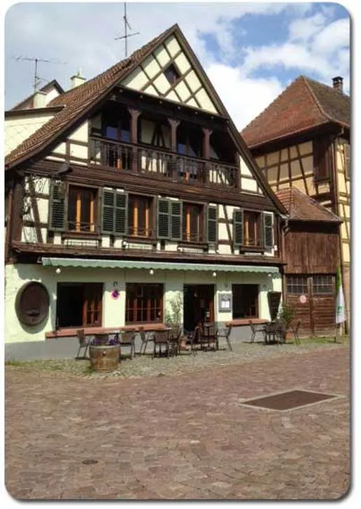 La façade d'un restaurant traditionnel alsacien